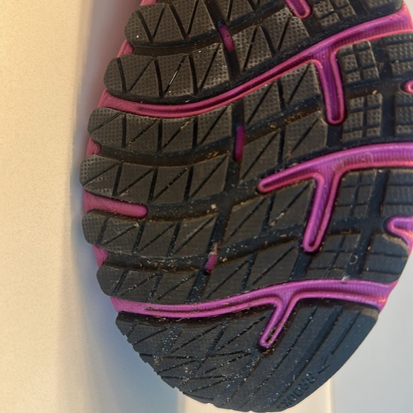 Barely worn Brooks sneakers - Picture 8 of 11